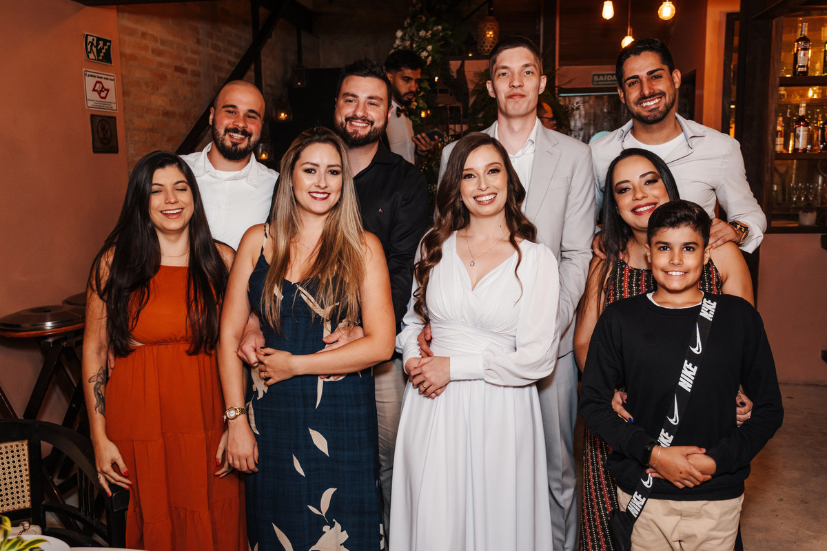 Recepção intimista em restaurante após casamento civil em São Paulo.
