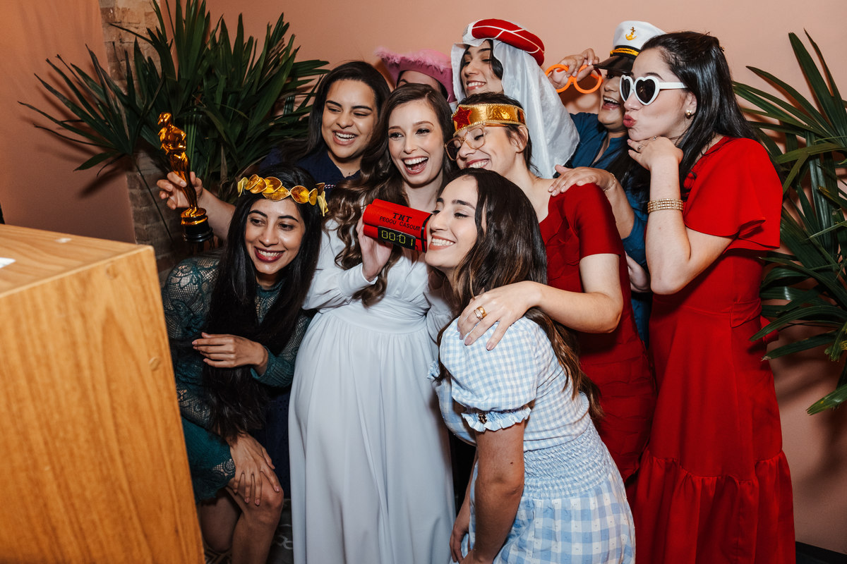 Recepção intimista em restaurante após casamento civil em São Paulo.