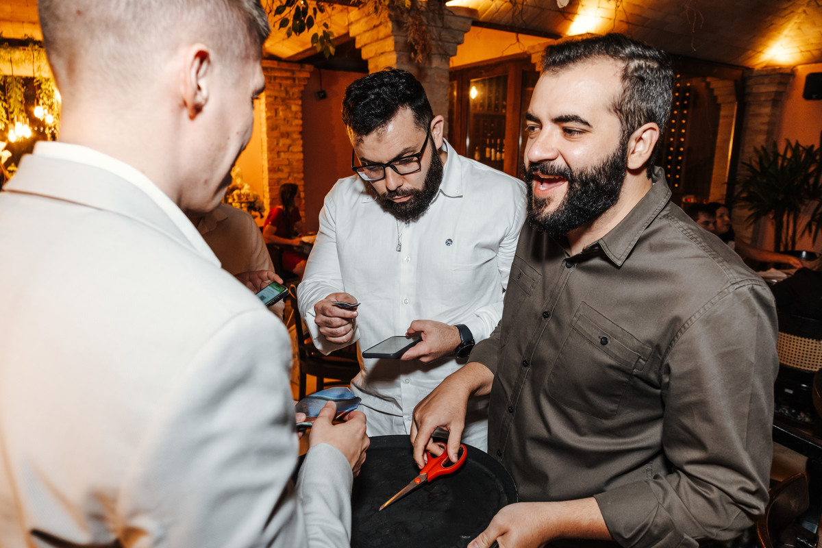 Recepção intimista em restaurante após casamento civil em São Paulo.