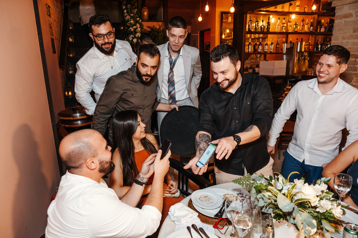 Recepção intimista em restaurante após casamento civil em São Paulo.