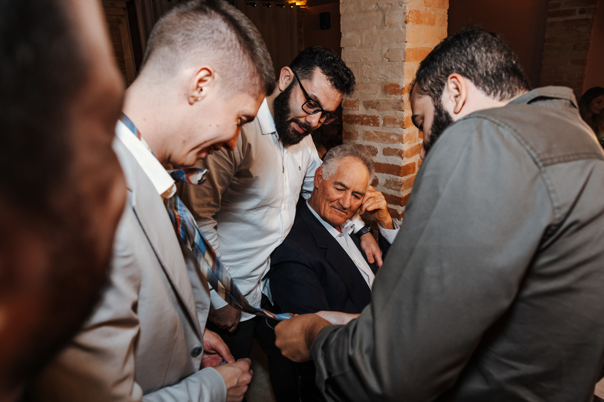 Recepção intimista em restaurante após casamento civil em São Paulo.