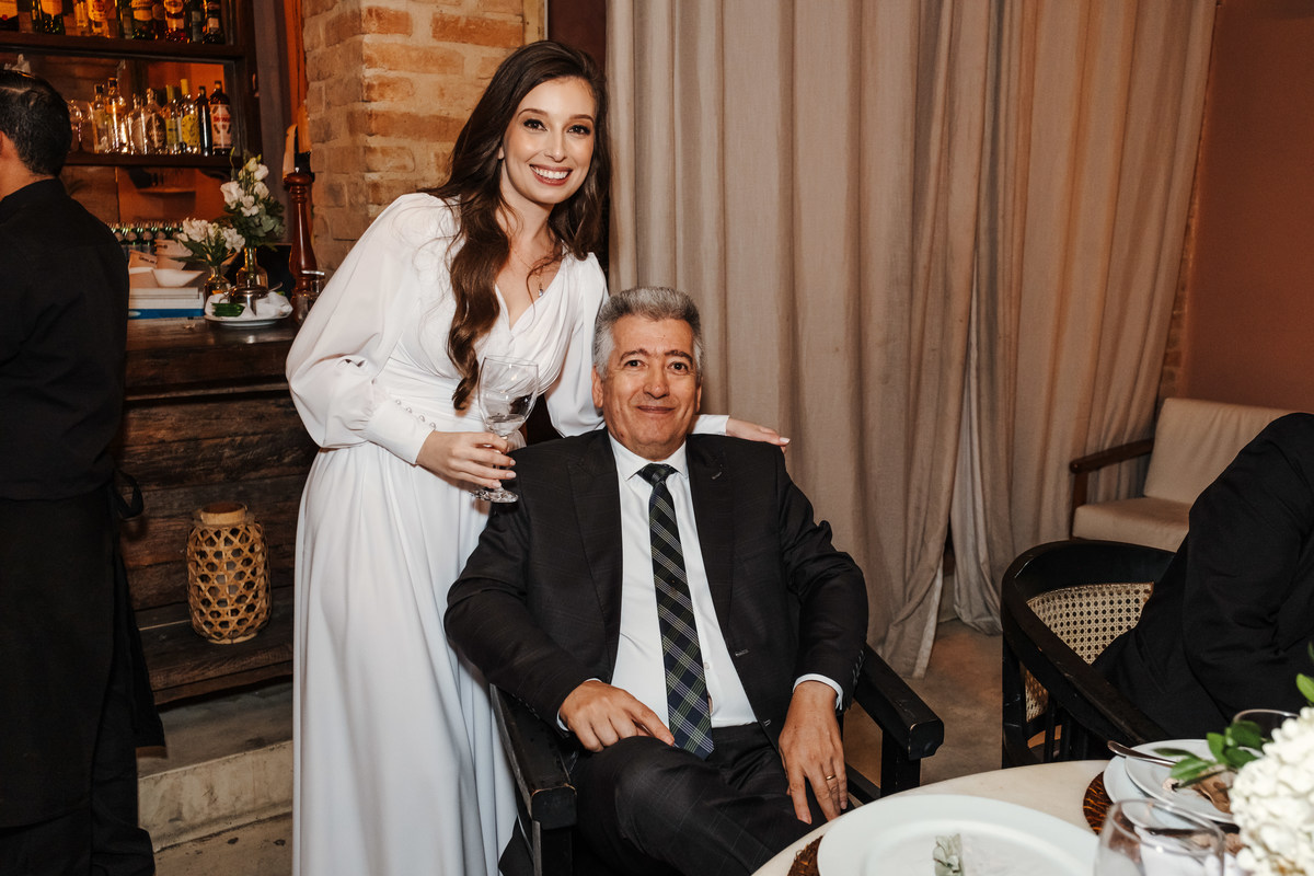 Recepção intimista em restaurante após casamento civil em São Paulo.