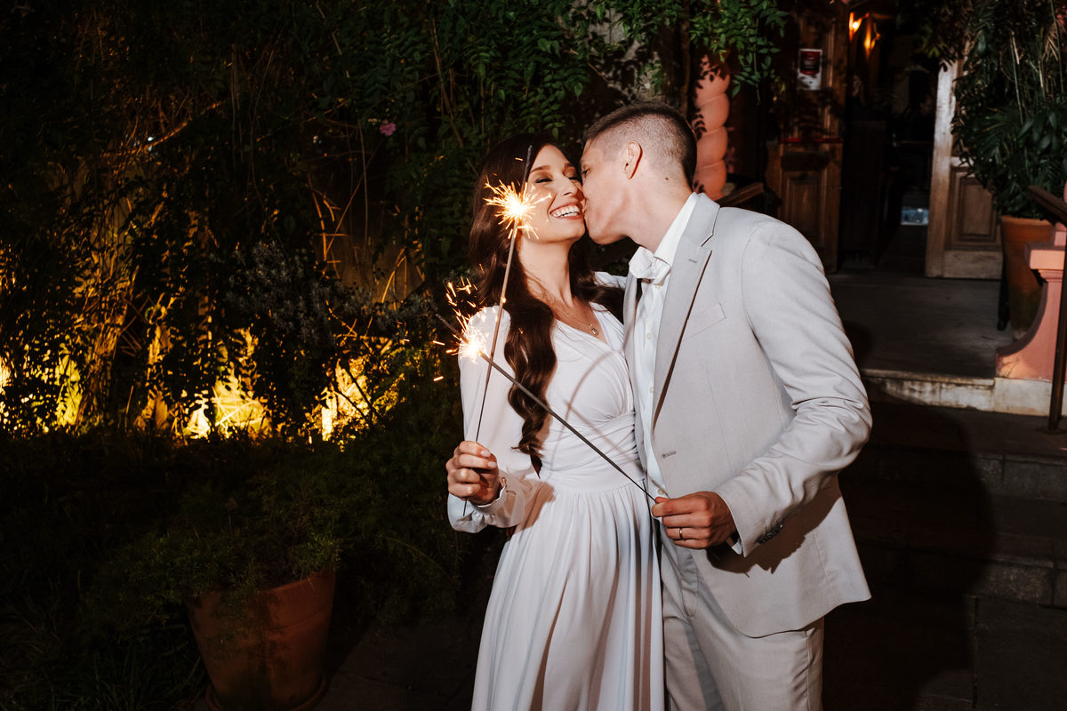 Recepção intimista em restaurante após casamento civil em São Paulo.