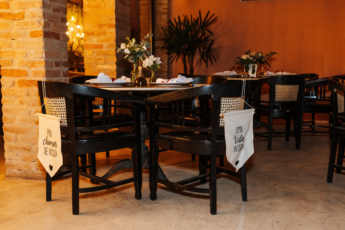 Recepção intimista em restaurante após casamento civil em São Paulo.