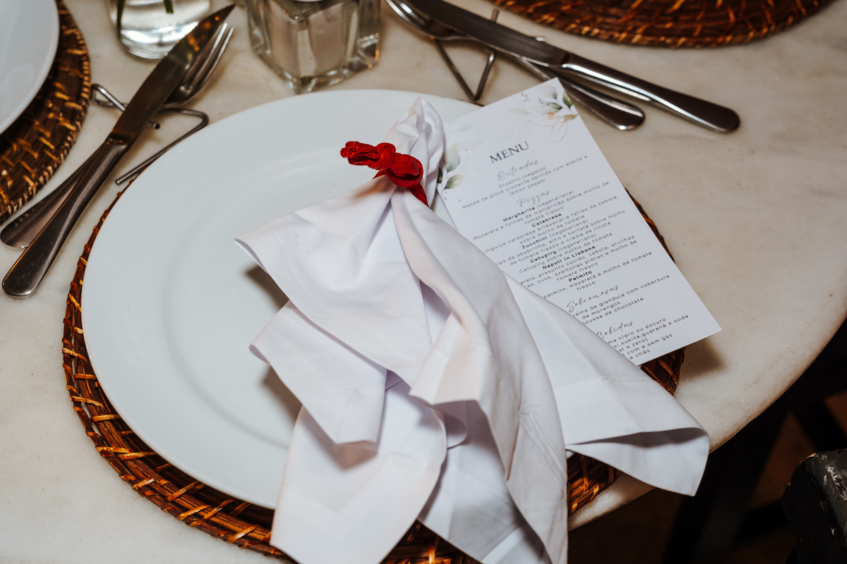 Recepção intimista em restaurante após casamento civil em São Paulo.
