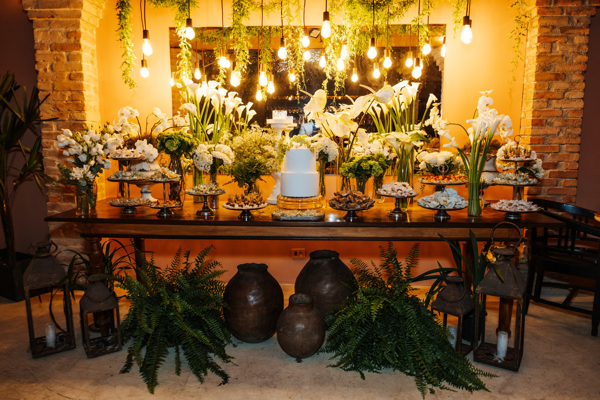 Recepção intimista em restaurante após casamento civil em São Paulo.