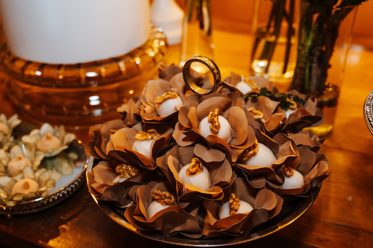 Recepção intimista em restaurante após casamento civil em São Paulo.