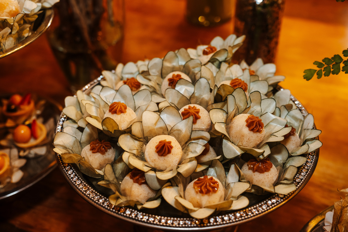 Recepção intimista em restaurante após casamento civil em São Paulo.
