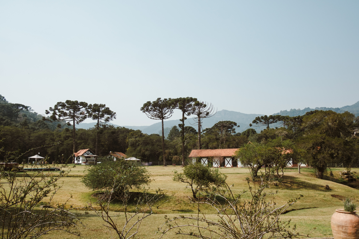 Decoração rústico-chique para mini wedding na Pousada Rohsler, um cenário encantador para casamentos em Monte Verde-MG
