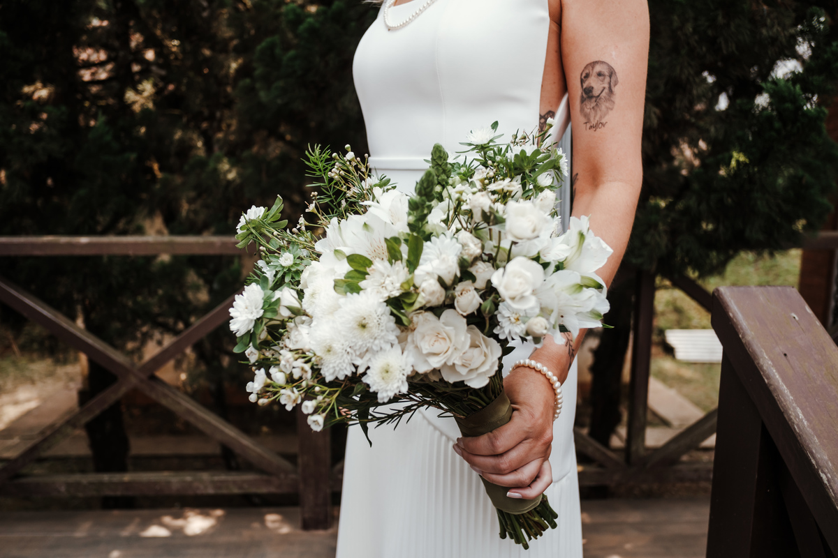 Helena e Leandro trocam votos emocionantes em um mini wedding na Pousada Rohsler, cercados pela natureza de Monte Verde-MG