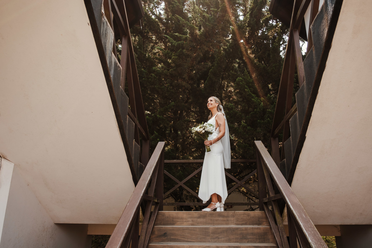 Helena e Leandro trocam votos emocionantes em um mini wedding na Pousada Rohsler, cercados pela natureza de Monte Verde-MG