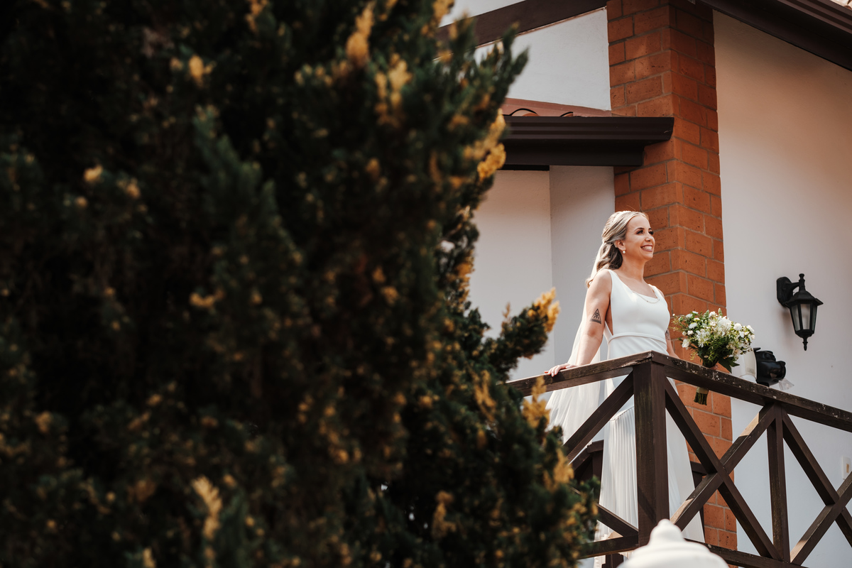 Helena e Leandro trocam votos emocionantes em um mini wedding na Pousada Rohsler, cercados pela natureza de Monte Verde-MG