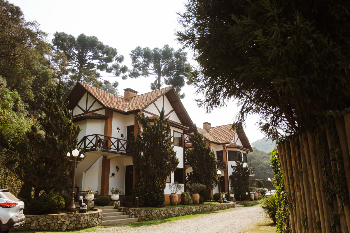Decoração rústico-chique para mini wedding na Pousada Rohsler, um cenário encantador para casamentos em Monte Verde-MG