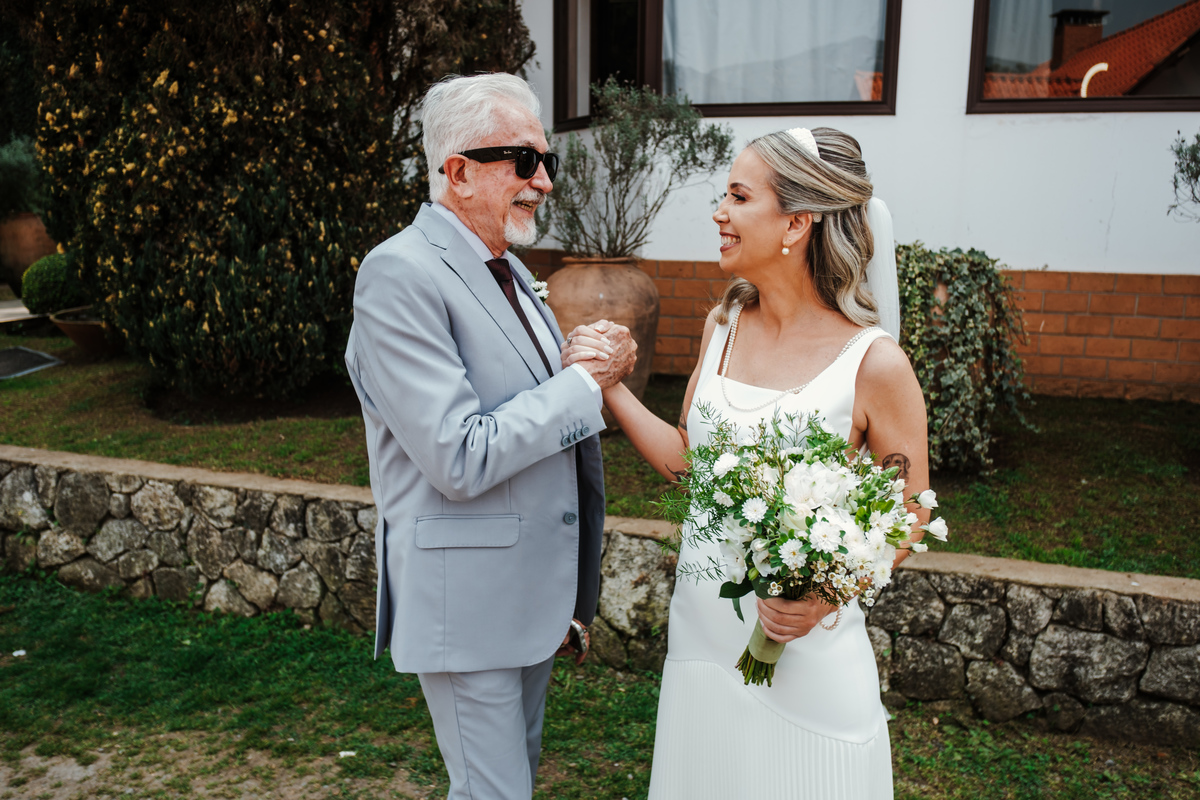 Fotografia espontânea de noivos apaixonados em um mini wedding na Pousada Rohsler, um destino perfeito para casamentos na serra