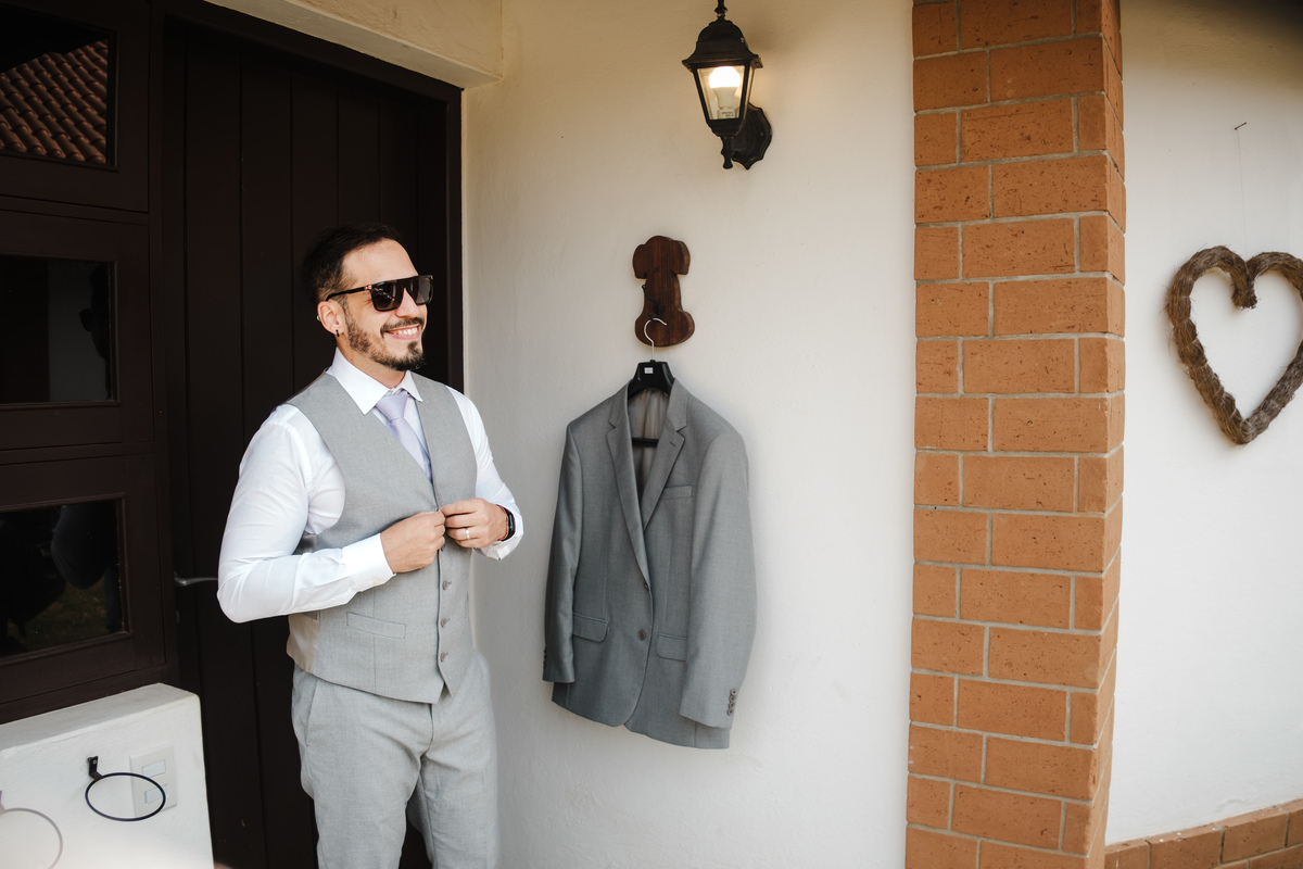 Fotografia espontânea de noivos apaixonados em um mini wedding na Pousada Rohsler, um destino perfeito para casamentos na serra