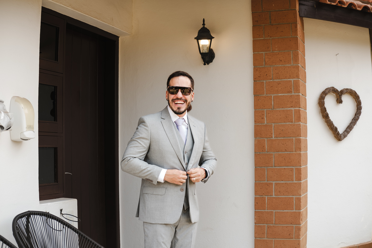 Fotografia espontânea de noivos apaixonados em um mini wedding na Pousada Rohsler, um destino perfeito para casamentos na serra