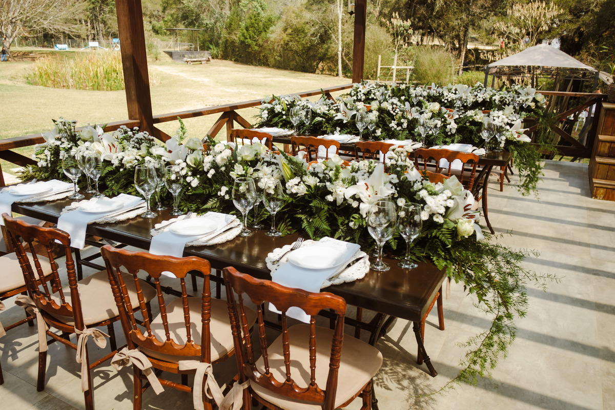 Decoração rústico-chique para mini wedding na Pousada Rohsler, um cenário encantador para casamentos em Monte Verde-MG
