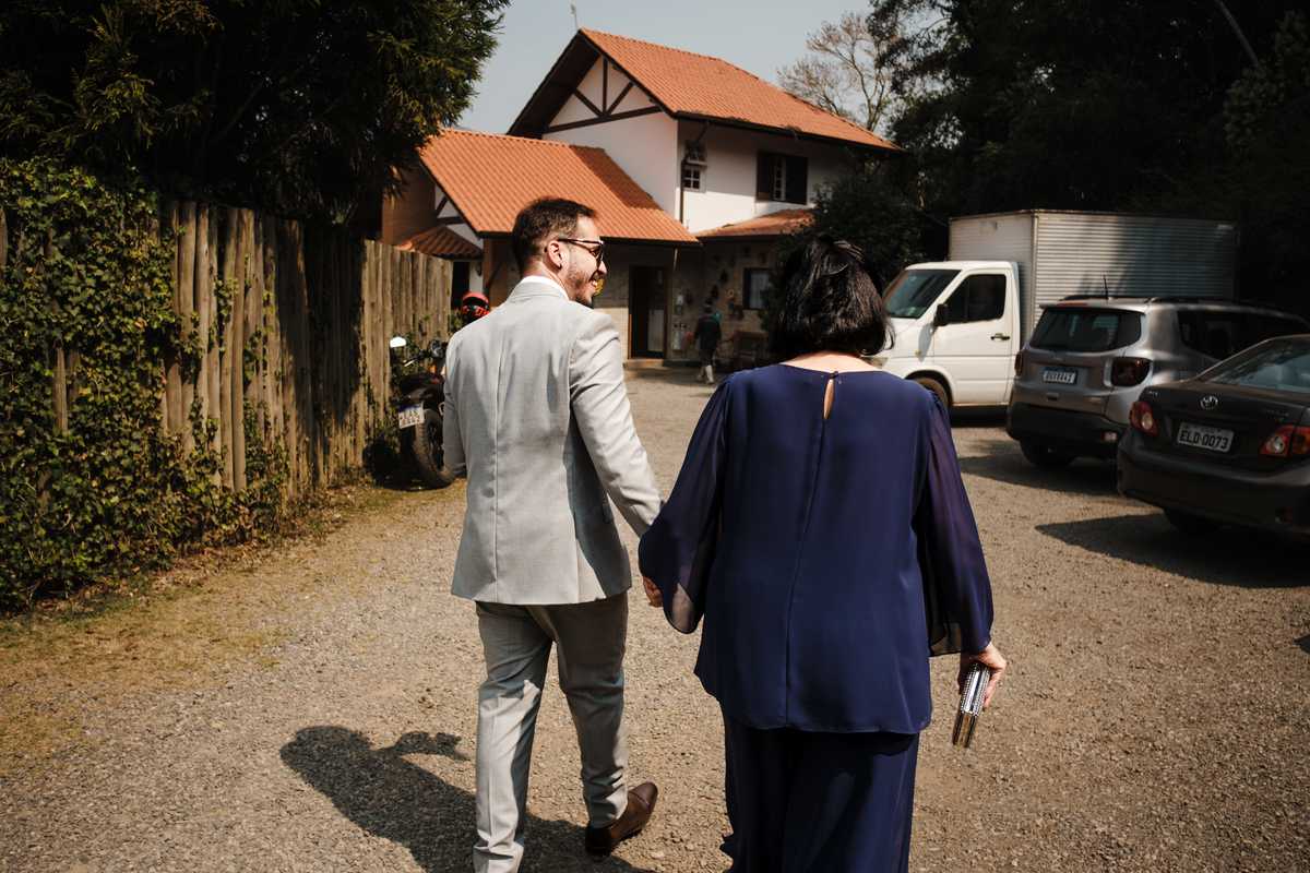 Fotografia espontânea de noivos apaixonados em um mini wedding na Pousada Rohsler, um destino perfeito para casamentos na serra