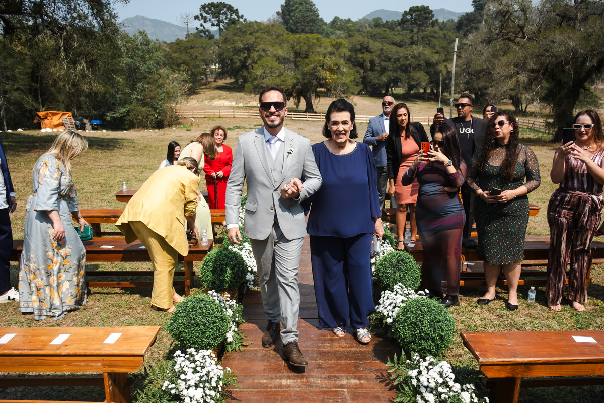 Fotografia espontânea de noivos apaixonados em um mini wedding na Pousada Rohsler, um destino perfeito para casamentos na serra