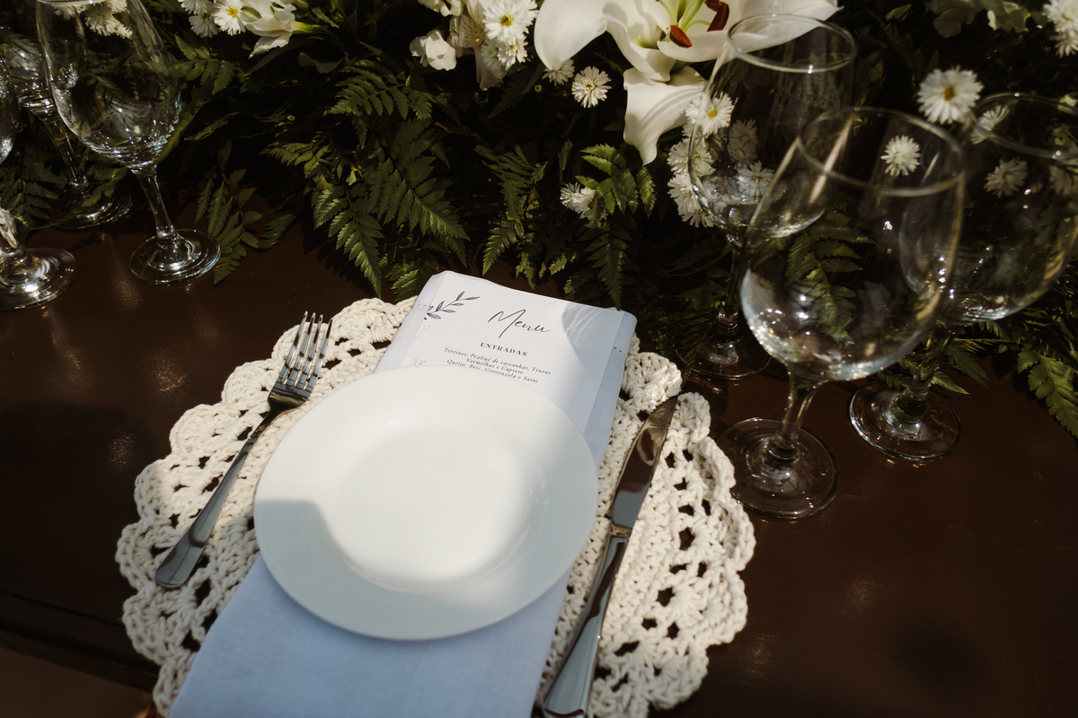 Decoração rústico-chique para mini wedding na Pousada Rohsler, um cenário encantador para casamentos em Monte Verde-MG