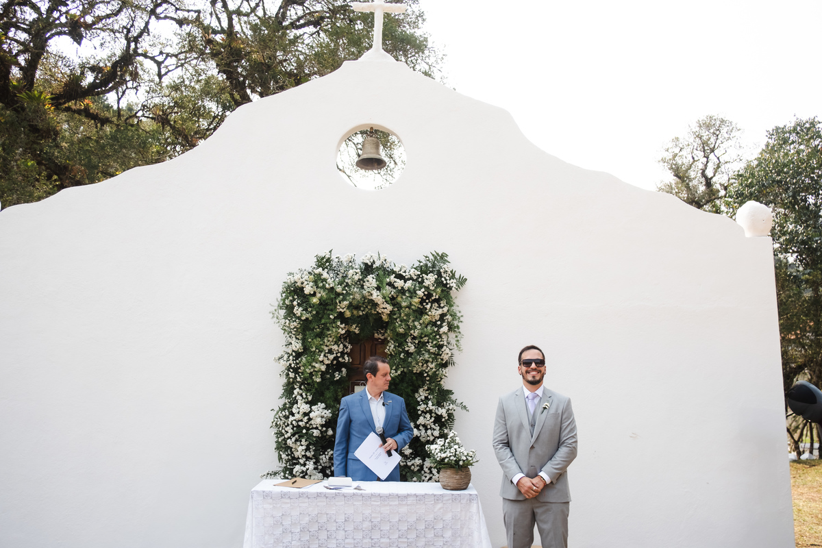 Fotografia espontânea de noivos apaixonados em um mini wedding na Pousada Rohsler, um destino perfeito para casamentos na serra