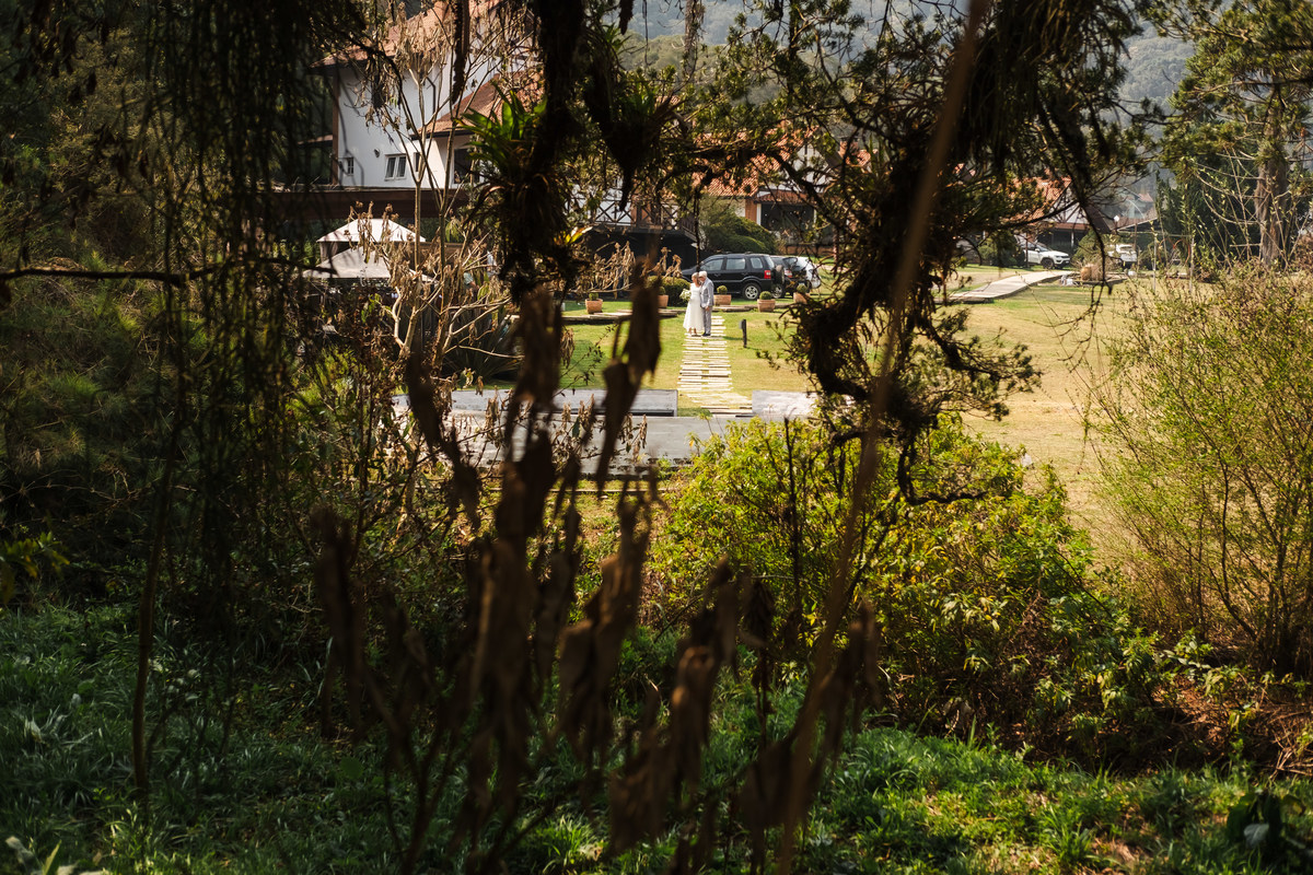Fotografia espontânea de noivos apaixonados em um mini wedding na Pousada Rohsler, um destino perfeito para casamentos na serra