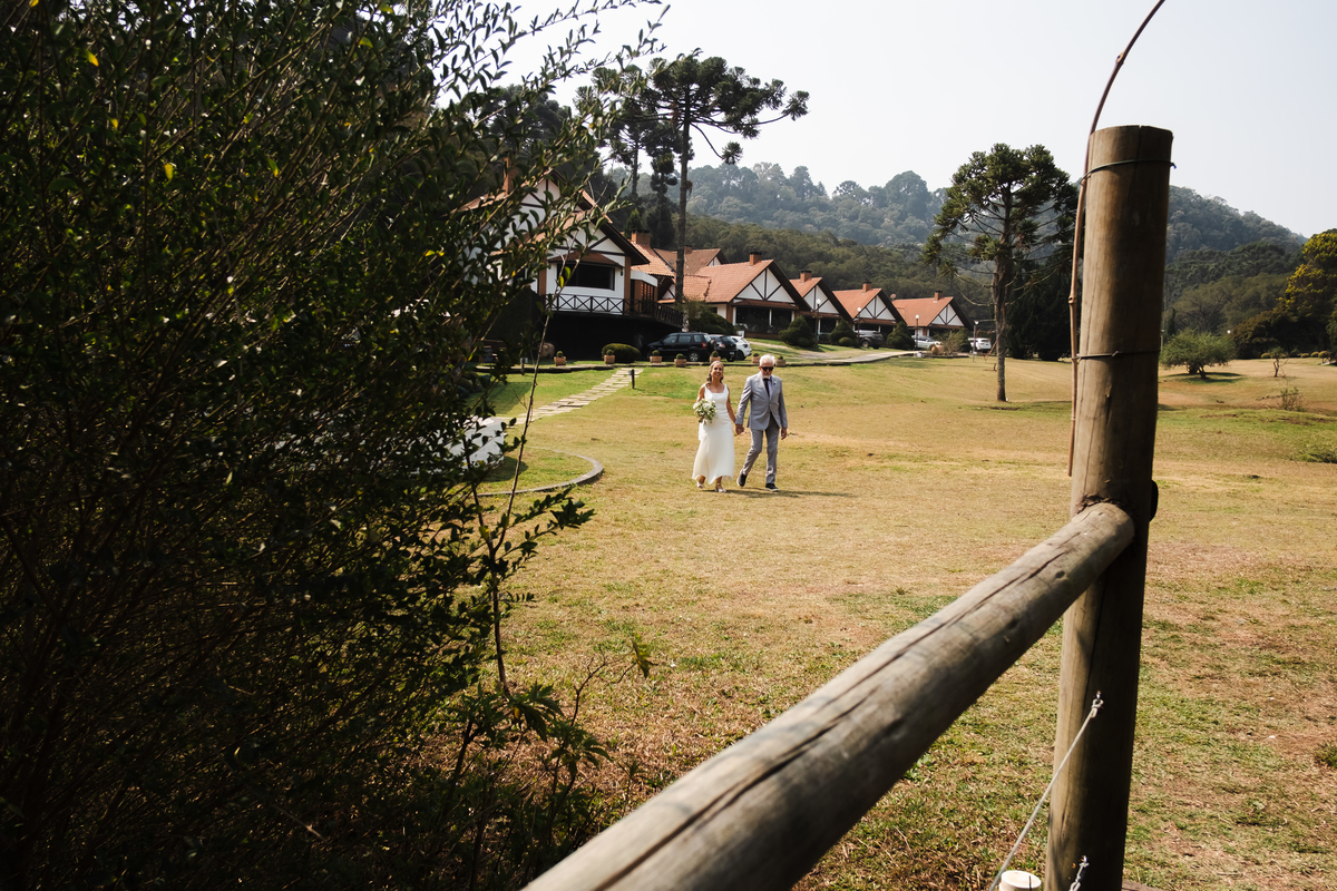 Fotografia espontânea de noivos apaixonados em um mini wedding na Pousada Rohsler, um destino perfeito para casamentos na serra