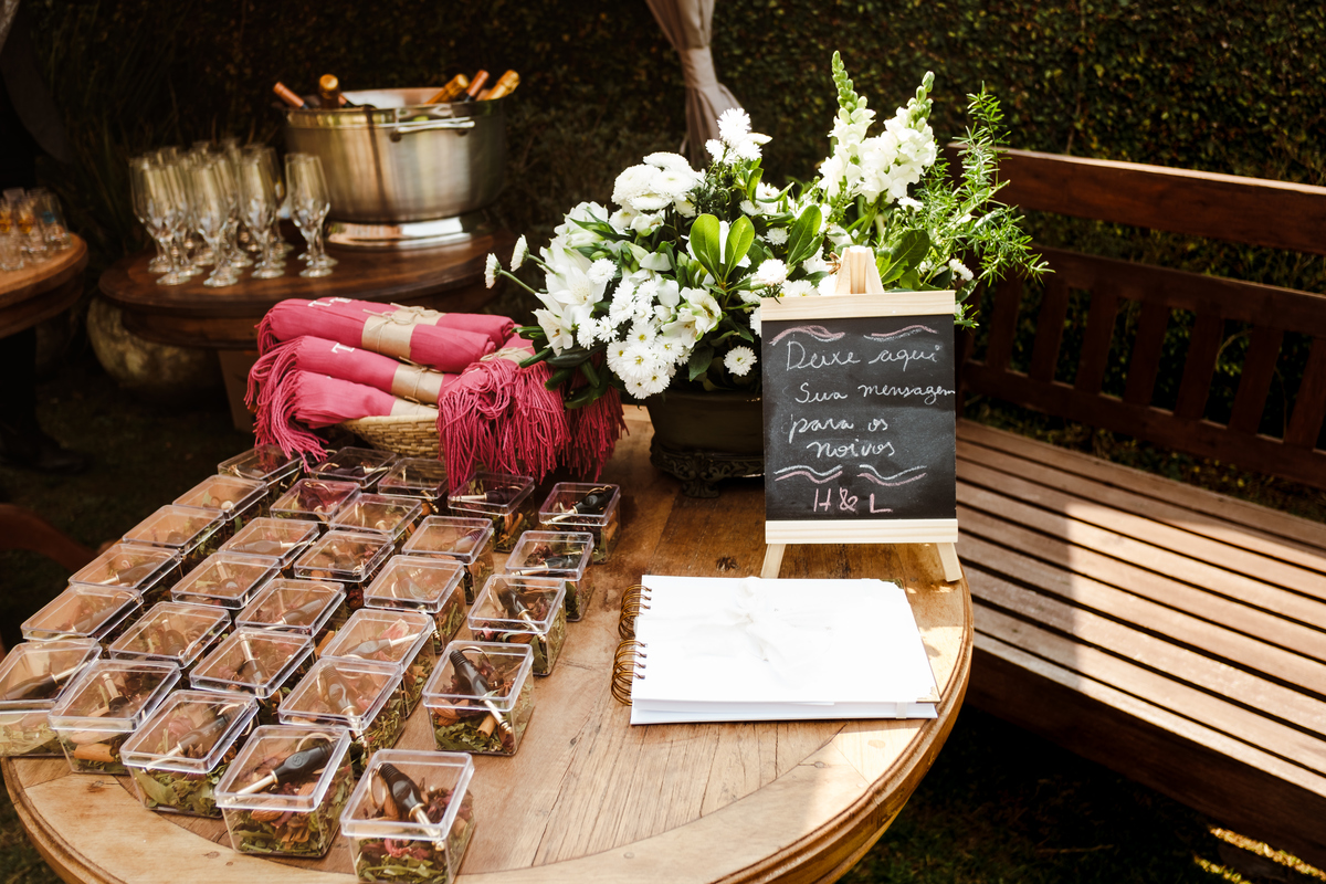 Decoração rústico-chique para mini wedding na Pousada Rohsler, um cenário encantador para casamentos em Monte Verde-MG