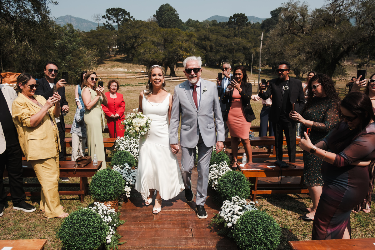 Fotografia espontânea de noivos apaixonados em um mini wedding na Pousada Rohsler, um destino perfeito para casamentos na serra