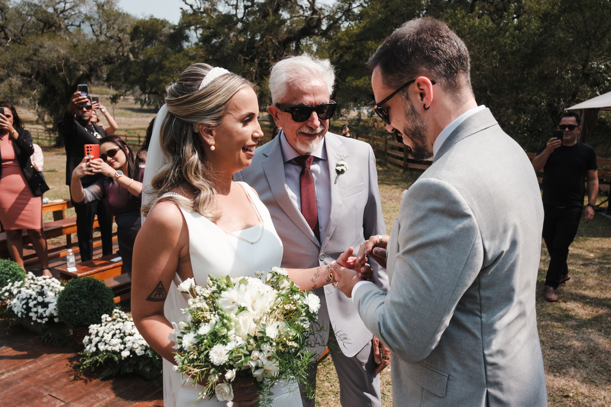 Fotografia espontânea de noivos apaixonados em um mini wedding na Pousada Rohsler, um destino perfeito para casamentos na serra