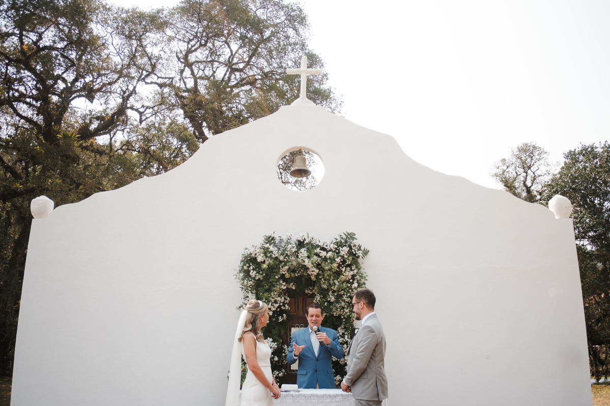 Fotografia espontânea de noivos apaixonados em um mini wedding na Pousada Rohsler, um destino perfeito para casamentos na serra