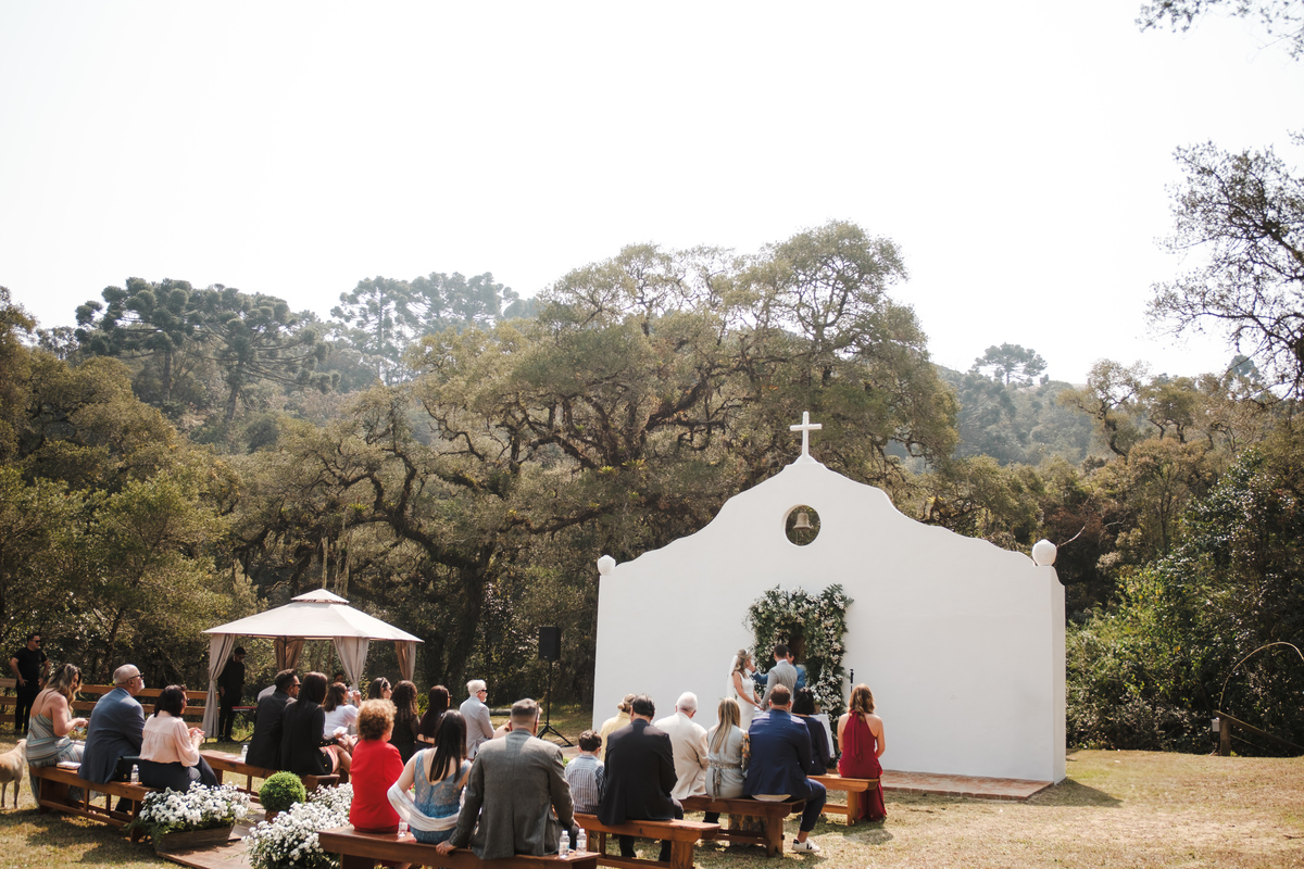 Fotografia espontânea de noivos apaixonados em um mini wedding na Pousada Rohsler, um destino perfeito para casamentos na serra