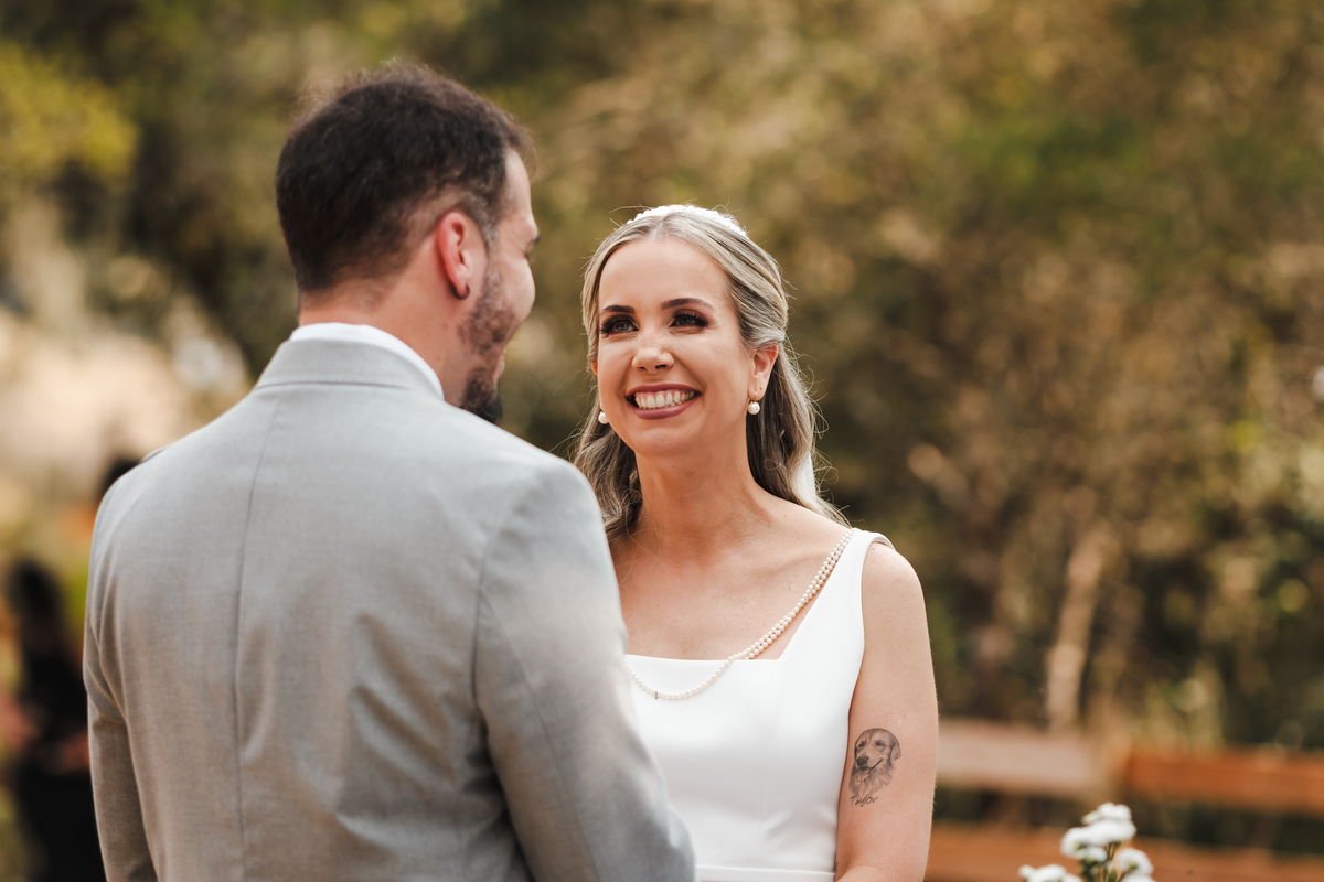 Fotografia espontânea de noivos apaixonados em um mini wedding na Pousada Rohsler, um destino perfeito para casamentos na serra