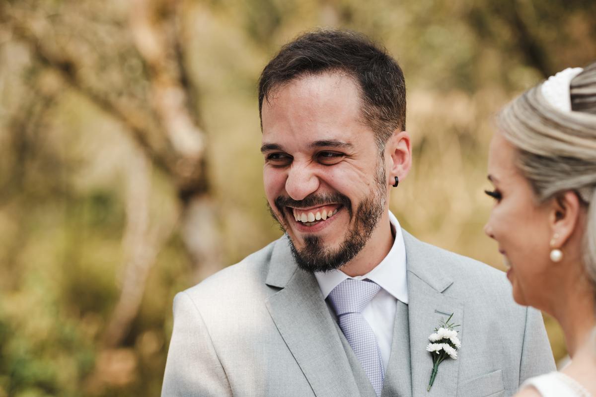 Fotografia espontânea de noivos apaixonados em um mini wedding na Pousada Rohsler, um destino perfeito para casamentos na serra