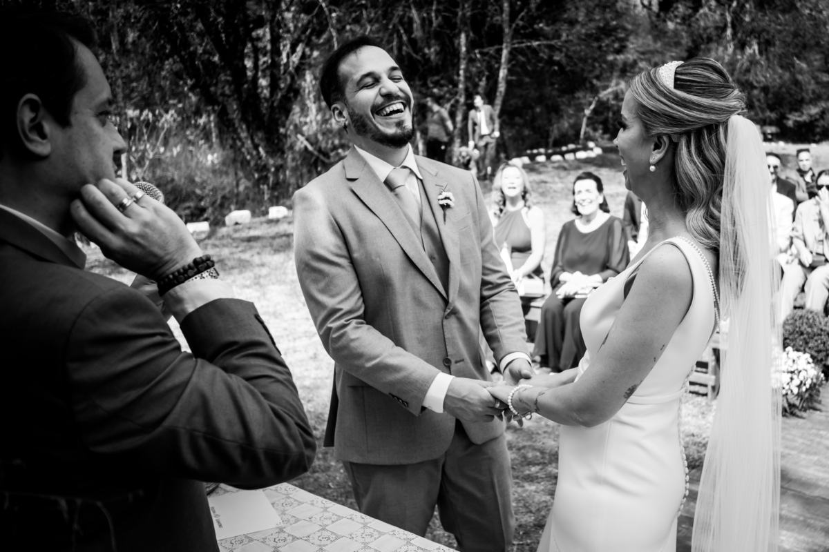 Fotografia espontânea de noivos apaixonados em um mini wedding na Pousada Rohsler, um destino perfeito para casamentos na serra