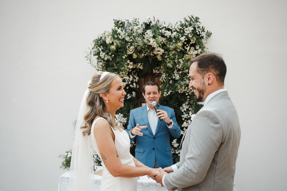 Fotografia espontânea de noivos apaixonados em um mini wedding na Pousada Rohsler, um destino perfeito para casamentos na serra