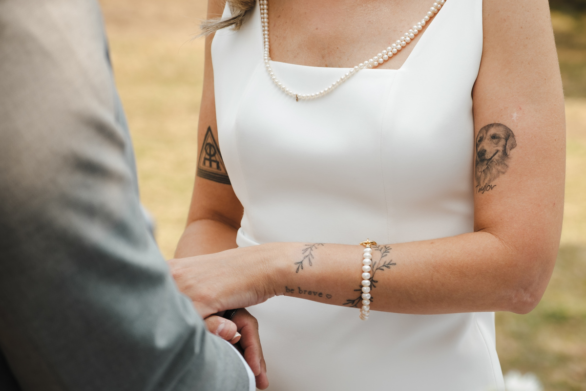 Fotografia espontânea de noivos apaixonados em um mini wedding na Pousada Rohsler, um destino perfeito para casamentos na serra