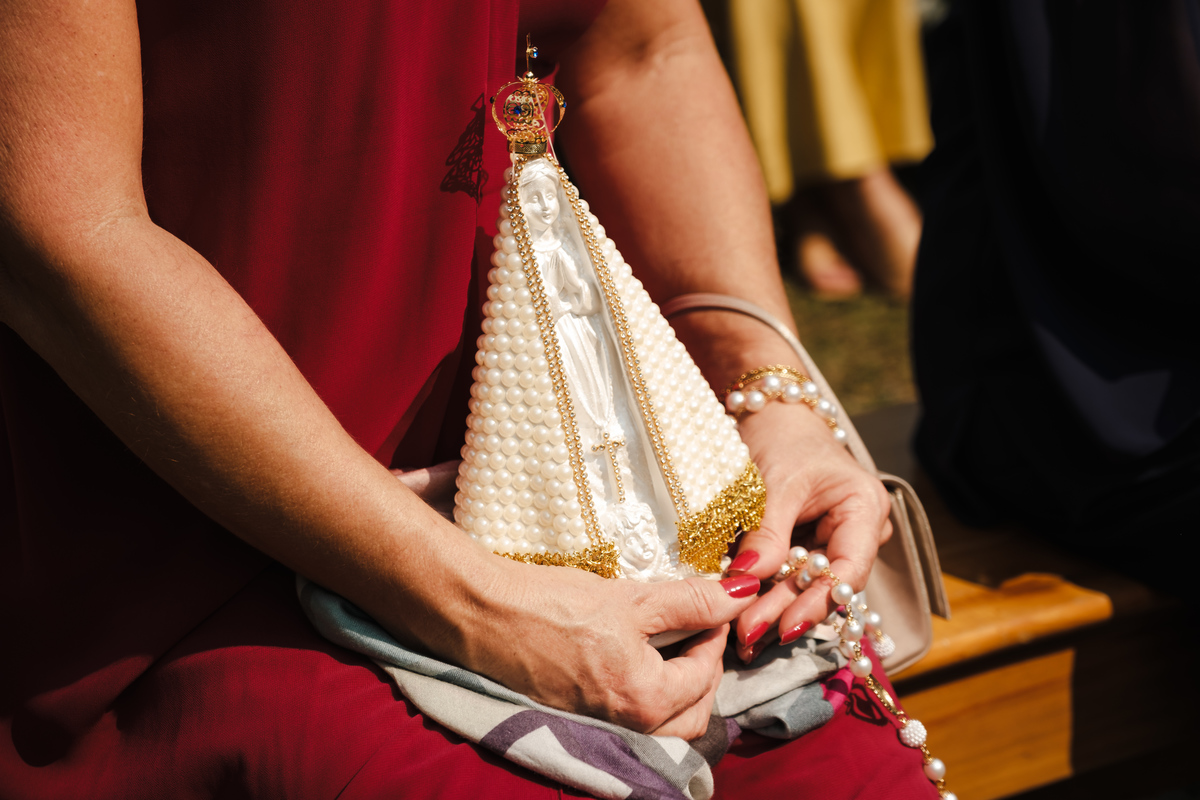 Fotografia espontânea de noivos apaixonados em um mini wedding na Pousada Rohsler, um destino perfeito para casamentos na serra