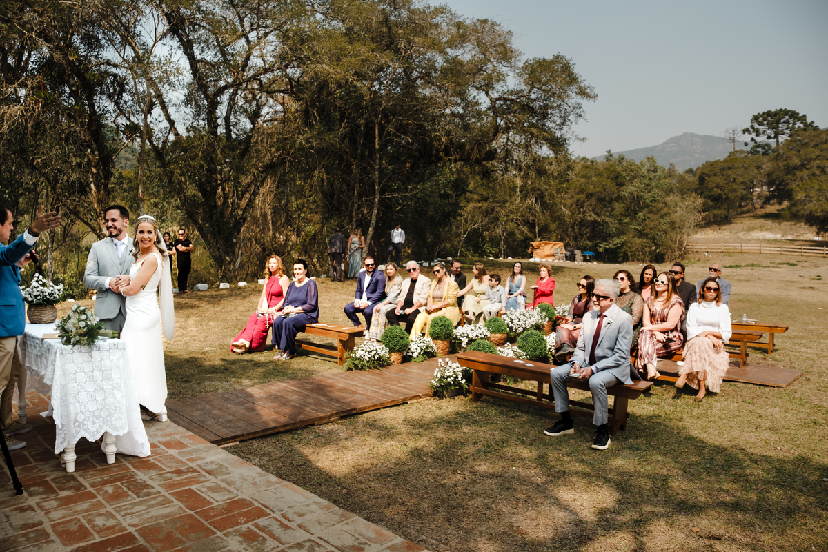 Fotografia espontânea de noivos apaixonados em um mini wedding na Pousada Rohsler, um destino perfeito para casamentos na serra