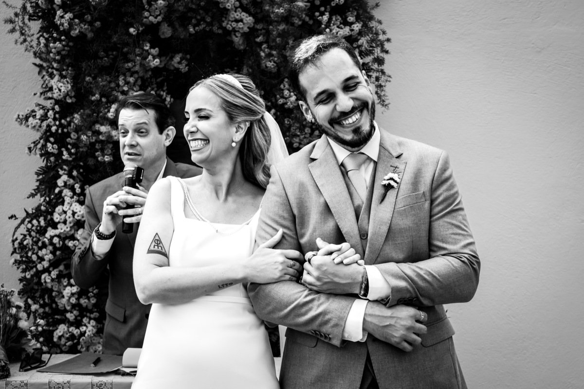 Fotografia espontânea de noivos apaixonados em um mini wedding na Pousada Rohsler, um destino perfeito para casamentos na serra