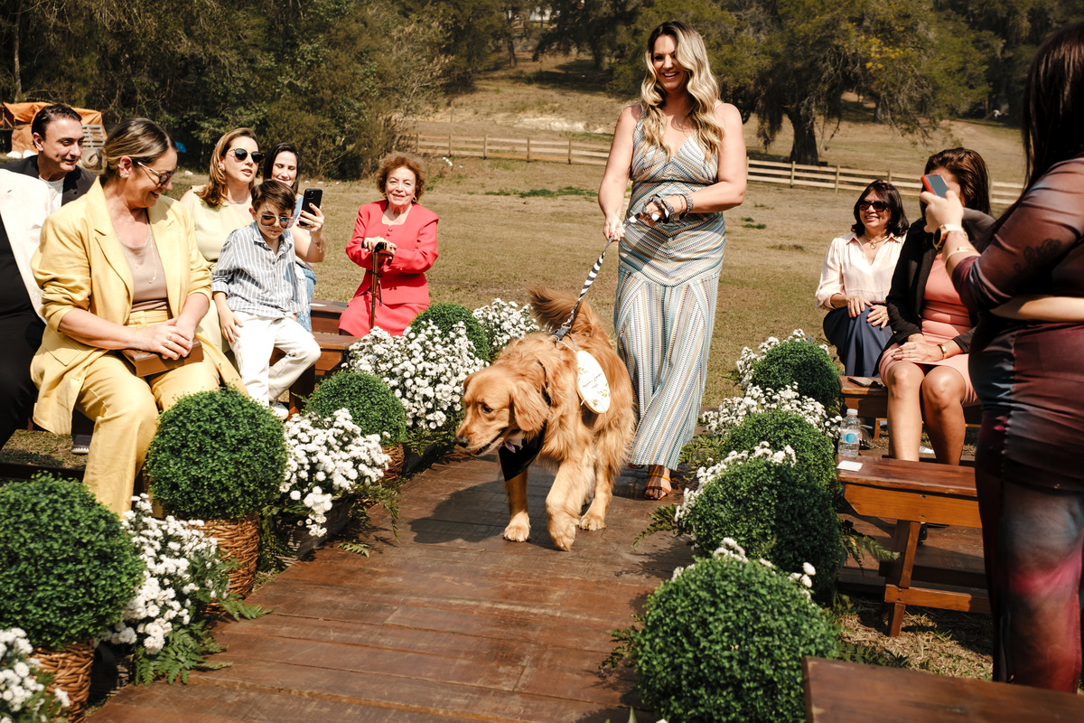 Fotografia espontânea de noivos apaixonados em um mini wedding na Pousada Rohsler, um destino perfeito para casamentos na serra