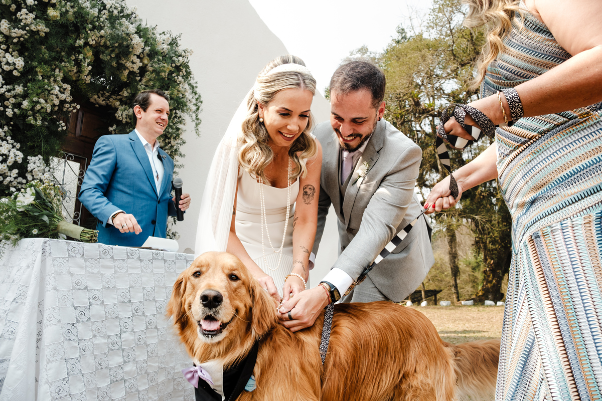 Fotografia espontânea de noivos apaixonados em um mini wedding na Pousada Rohsler, um destino perfeito para casamentos na serra