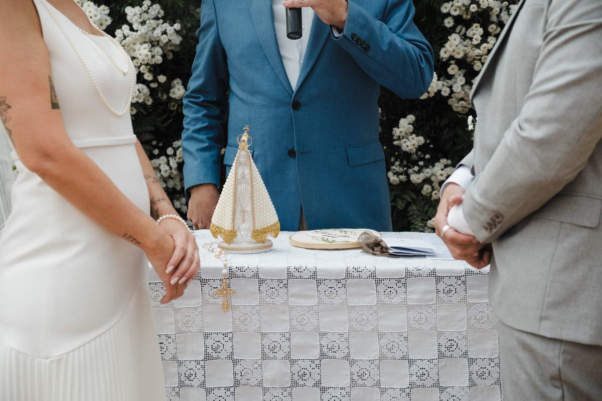 Fotografia espontânea de noivos apaixonados em um mini wedding na Pousada Rohsler, um destino perfeito para casamentos na serra