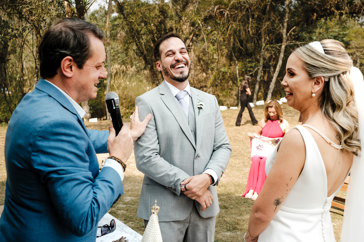 Fotografia espontânea de noivos apaixonados em um mini wedding na Pousada Rohsler, um destino perfeito para casamentos na serra