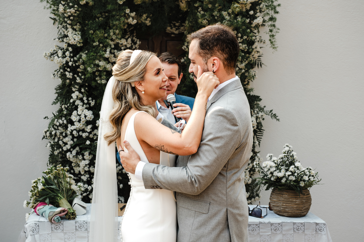 Fotografia espontânea de noivos apaixonados em um mini wedding na Pousada Rohsler, um destino perfeito para casamentos na serra