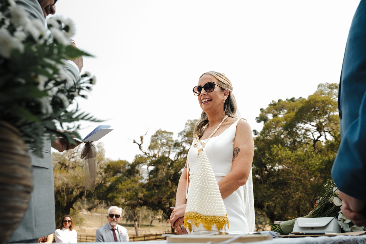 Fotografia espontânea de noivos apaixonados em um mini wedding na Pousada Rohsler, um destino perfeito para casamentos na serra
