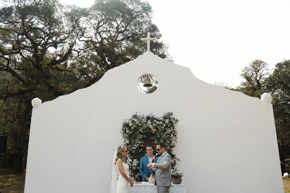 Fotografia espontânea de noivos apaixonados em um mini wedding na Pousada Rohsler, um destino perfeito para casamentos na serra