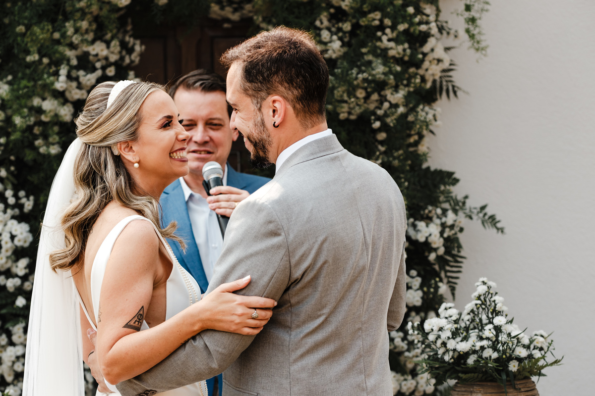 Fotografia espontânea de noivos apaixonados em um mini wedding na Pousada Rohsler, um destino perfeito para casamentos na serra