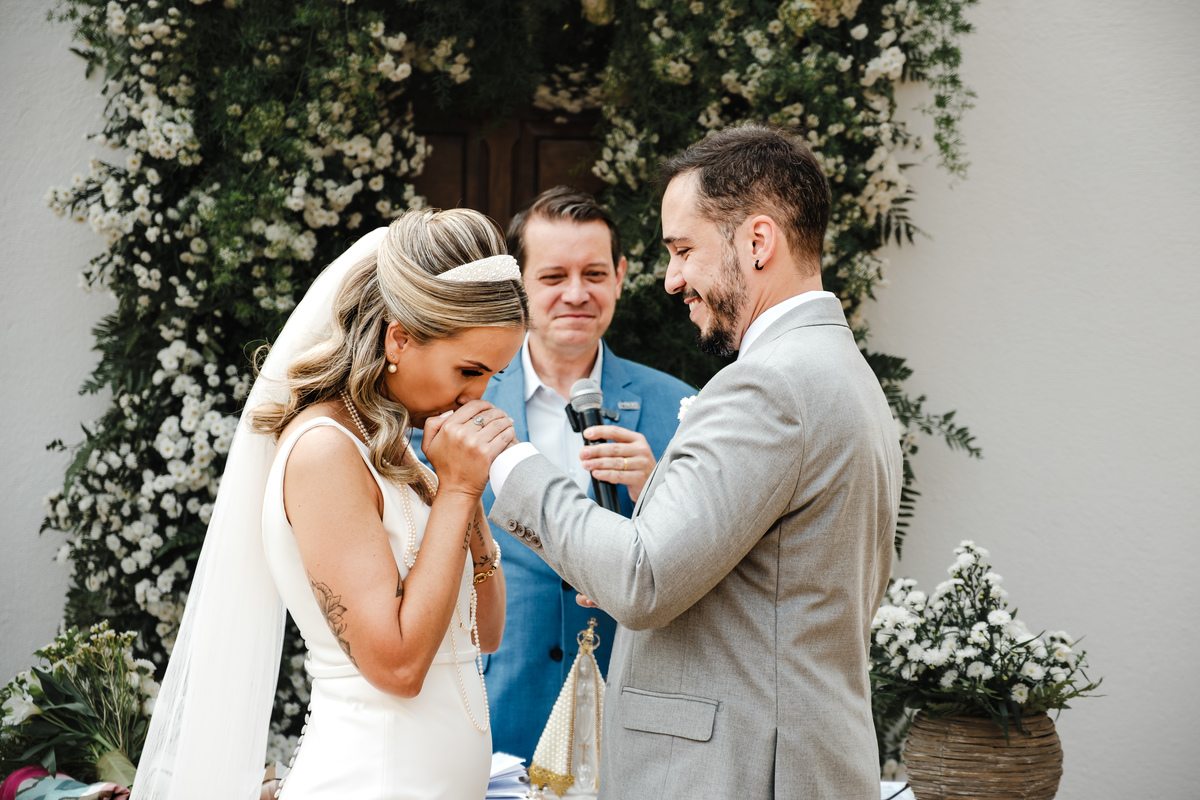 Fotografia espontânea de noivos apaixonados em um mini wedding na Pousada Rohsler, um destino perfeito para casamentos na serra