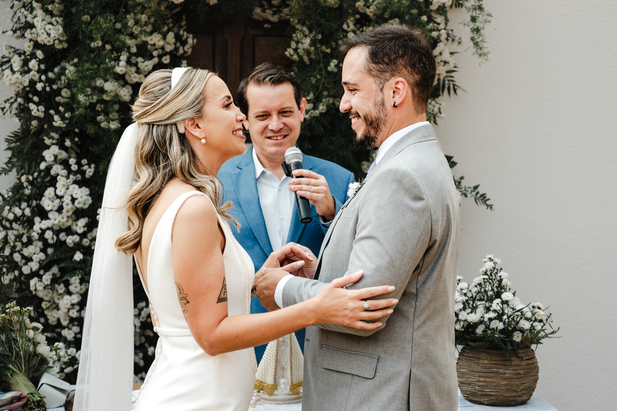 Fotografia espontânea de noivos apaixonados em um mini wedding na Pousada Rohsler, um destino perfeito para casamentos na serra